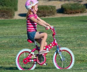 Puzzle Το κορίτσι το ποδήλατο στο πάρκο, την άνοιξη του